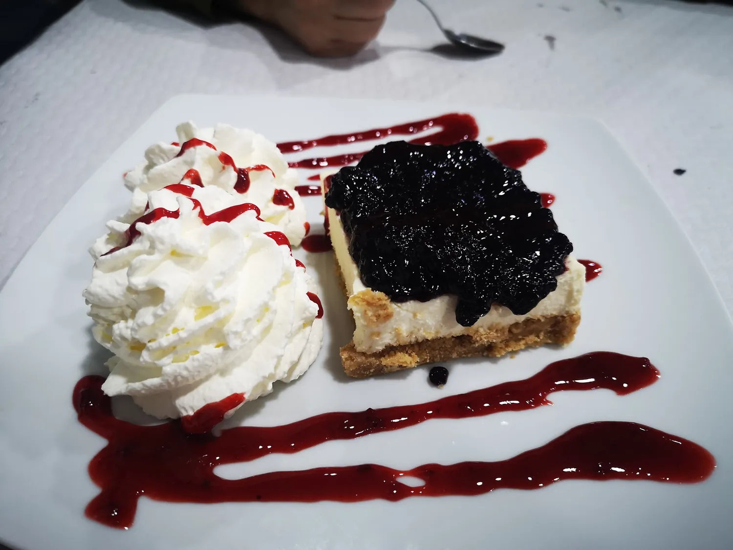 Tarta de queso casera con mermelada de frutos rojos