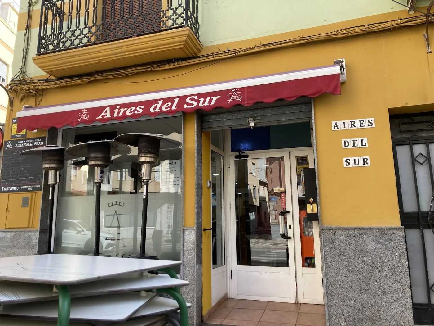 Entrada y fachada del restaurante Aires del Sur en Tavernes