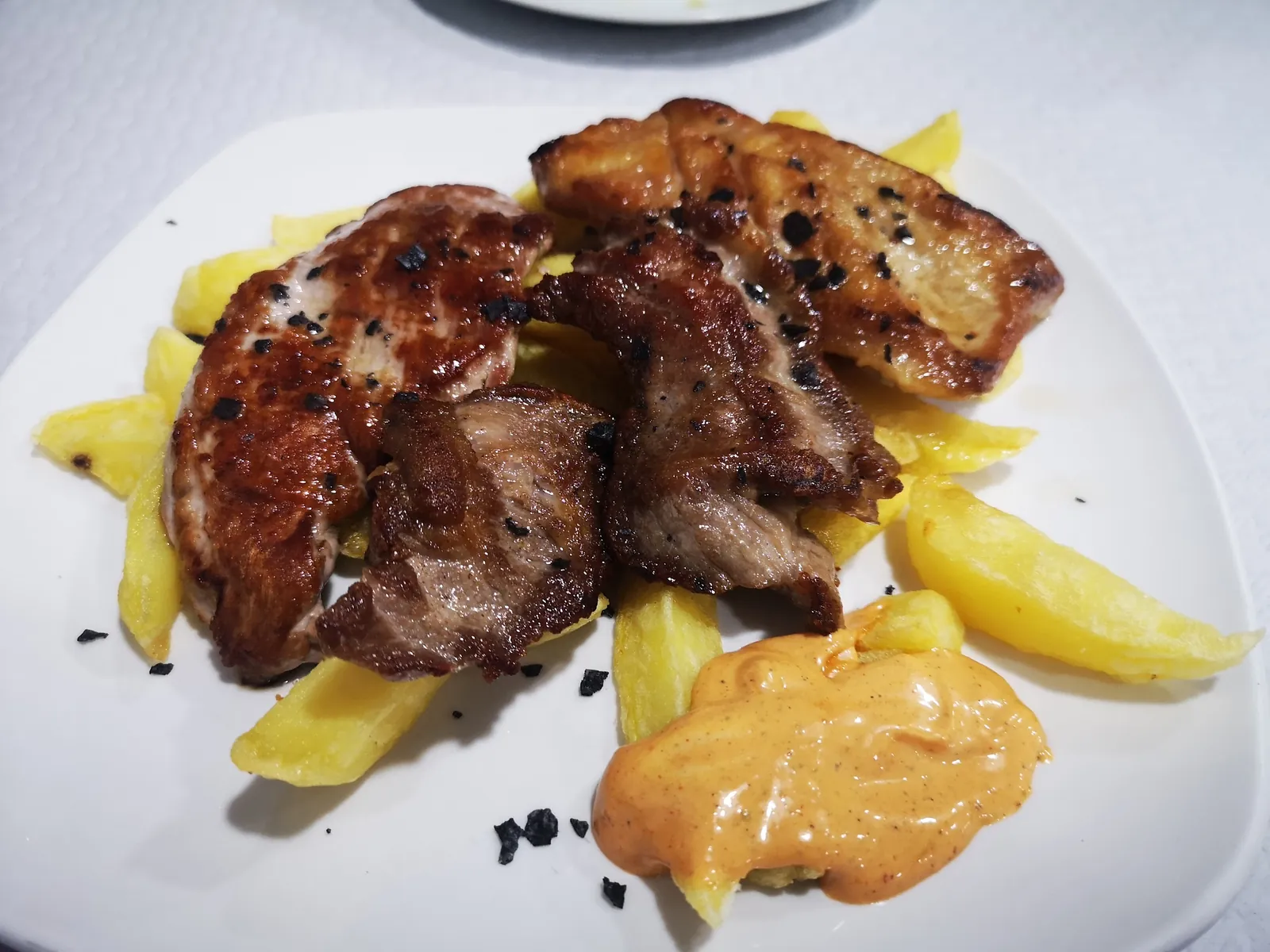 Secreto ibérico a la brasa con patatas y salsa brava